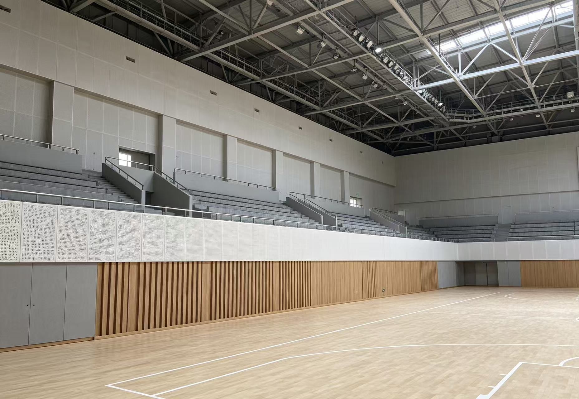 佛山體育館回音轟鳴如何整改？體育館吸音材料施工選型要點